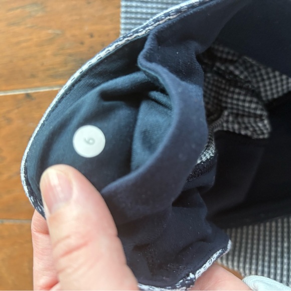 Navy gingham midrise Lululemon leggings cropped. Size 6 - Picture 4 of 5